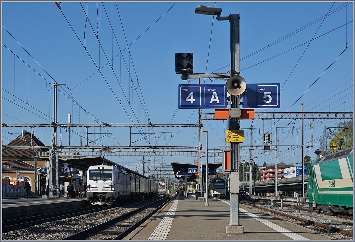 Die Rail Care Rem 476 454 (UIC91 85 4476 454 CH RLC) bei der Durchfahrt in Morges auf dem Weg nach Vufflens la Ville.
19. April 2018