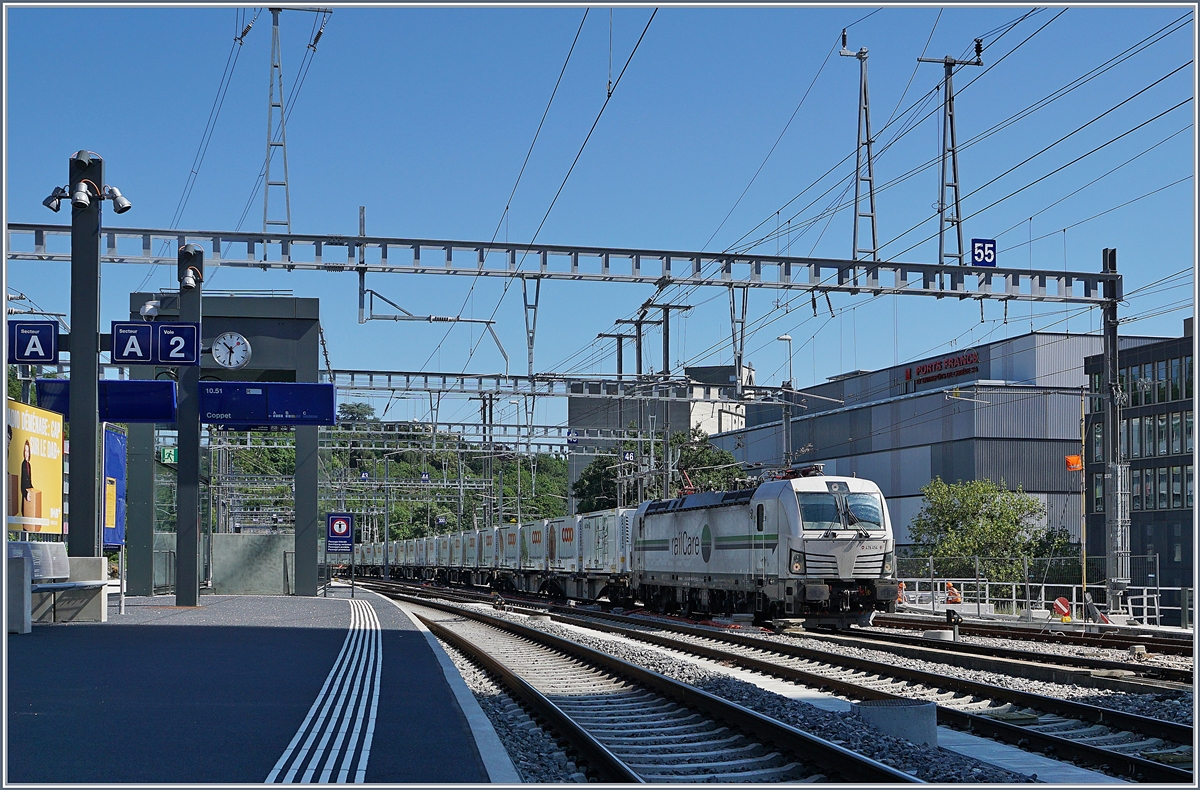 Die Rail Care Rem 476 454 (UIC 91 85 4476 454-9 CH-RLC) ist nach der Fahrt nach Vufflens la Ville mit ihrem Coop-Container-Zug wieder zurück in Genève, hier erreicht der Zug bei Lancy Pont-Rouge den Güterbahnhof Genève La Praille. 19. Juni 2018