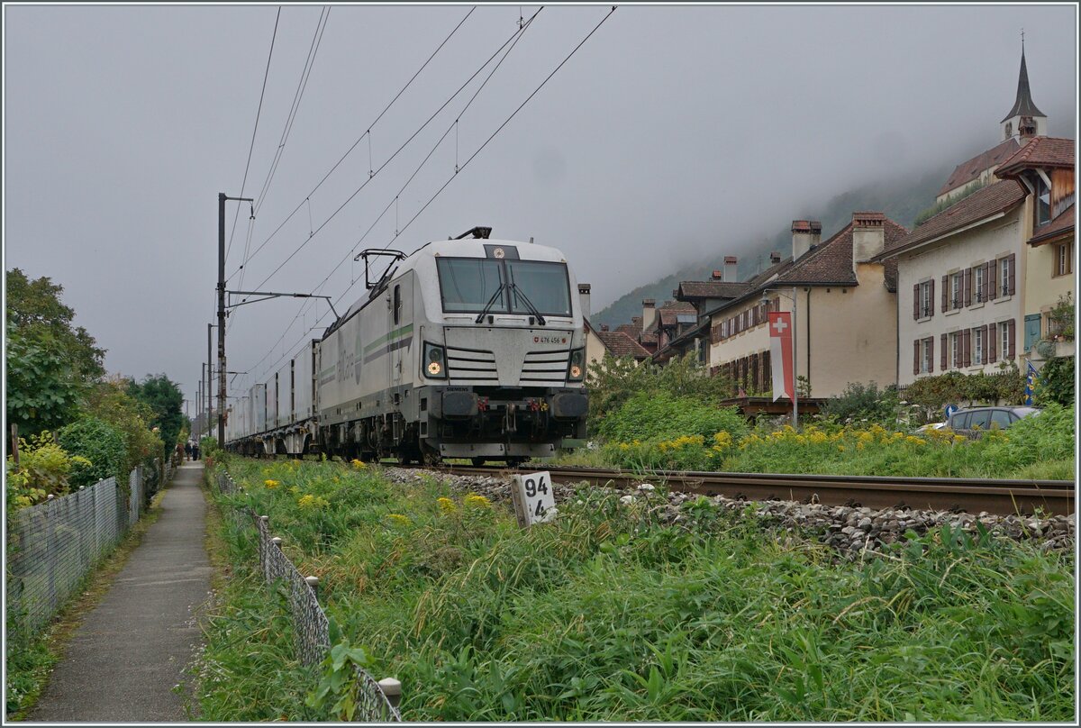 Die Railcare Rem 476 456  Genève  ist mit ihrem Rail-Care Zug bei Ligerz auf dem Weg in Richtung Biel/Bienne.

8. Oktober 2025