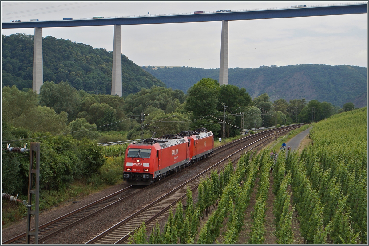 Die Railion 185 283-9 und iee DB 185 kurz vor Winningen. 
20. Juni 2014