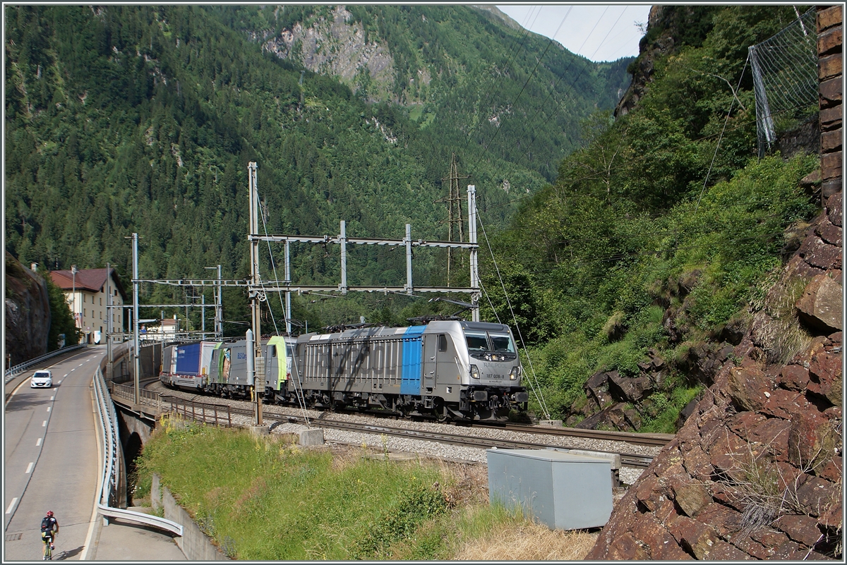 Die Railpool 187 008 und eine BLS Lok (185 oder 186) erreichen die Dazi Grande.
23. Juni 2015