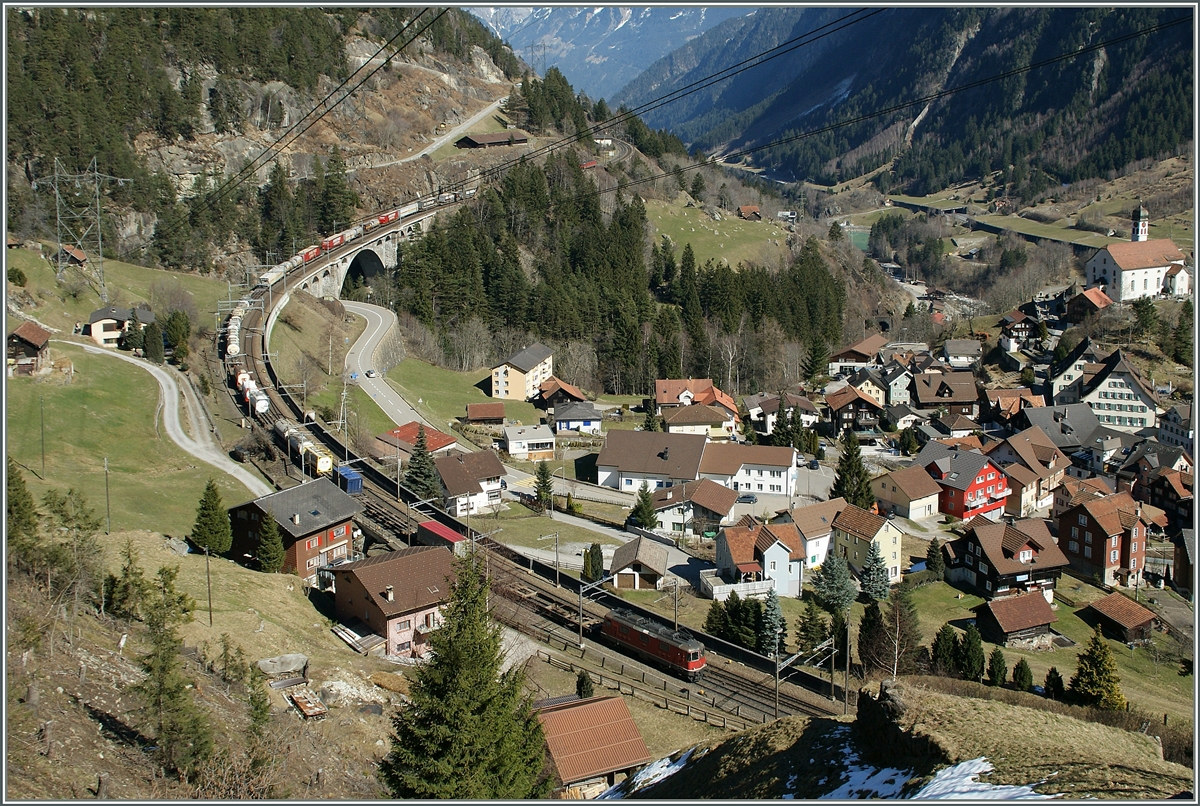 Die  Re 10/10  an der Spitze ist kaum mehr zu sehen, am Schluss schiebt die SBB Re 4/4 II 11163 und nicht fehlen darf natürlich die Kirche von Wassen, die der Reisende auf der Gotthardbahn dreimal zu sehen bekommt.
14. März 2014