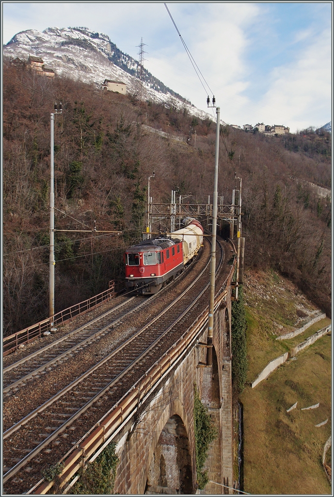 Die Re 4/4 11150 mit einem kurzen Güterzug kurz vor Preglia.
27. Jan. 2015