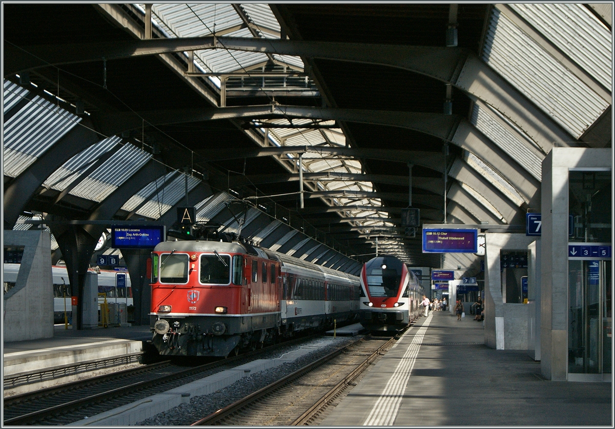 Die Re 4/4 II 11172 fährt mit ihrem IR 2429 nach Locarno in Zürich ab. 
6. Juni 2015
 