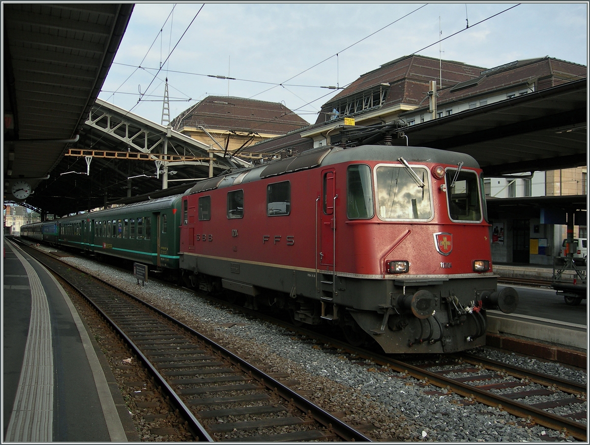 Die Re 4/4 II 11204 mit einem Extrazug zum Air 14 in Payerne wartet in Lausanne auf Fahrgäste und die Abfahrtszeit. 
7. September 2014