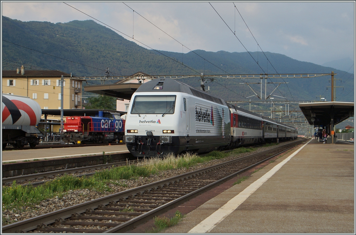 Die RE 460 035-9 wirbt für die Versicherung  Helvetia . 
Giubiasco, den 22. Juni 2015