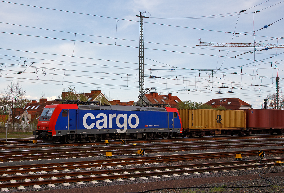 Die Re 482 036-1 (91 85 4482 036-1 CH-SBBC) der SBB Cargo f�hrt am 14.04.2018 mit einem Containerzug durch Friedberg (Hessen) in Richtung Norden. 

Die Bombardier TRAXX F140 AC2 (Re 482 der zweiten Bauserie) wurde 2005 von Bombardier in Kassel unter der Fabriknummer 33776 gebaut und als Re 482 036-1 an die SBB Cargo geliefert. 2020 wurde sie an die Nordic Re-finance AB (Schweden) verkauft.

Obwohl die Baureihe Re 482 der SBB Cargo grunds�tzlich von der Baureihe 185 abgeleitet ist, gibt es doch kleine Unterschiede. Wie bei der deutschen Baureihe 185 handelt es sich bei der Re 482 um eine Zweisystemlokomotive f�r 15 kV, 16 2/3 Hz und 25 kV, 50 Hz. Zugelassen sind die Lokomotiven f�r das deutsche, �sterreichische und Schweizer Bahnnetz. Im Gegensatz zu den Loks der Baureihe 185, die ab Werk erst ab etwa 185 050 mit einer Leistung von 5.600 kW ausgeliefert wurden, kamen die Loks der Bauart Re 482 bereits mit der erh�hten Leistung zur SBB Cargo.

Weiterhin verf�gen die Re 482 �ber vier Stromabnehmer, von denen jeweils zwei f�r die deutsche und zwei f�r die schweizerische Oberleitung ausgelegt sind. Im Bereich der Sicherungstechnik verf�gen die Loks �ber die deutschen Systeme Indusi, LZB 80 und PZB 90 und die Schweizer Systeme Signum und ZUB 262. Zus�tzlich sind im Lokkasten Kameras eingebaut, die R�ckspiegel ersetzen sollen.

Mit der zweiten Bauserie der Re 482, die ab 482 035 (wie hier) gab es einige Ver�nderungen an der Lok. Zudem sind diese nun TRAXX F140 AC2. Der gesamte Lokkasten wurde neu gestaltet und auf sein Crashverhalten optimiert. Ebenso erhielten die Fahrzeuge nun neue Puffer, die wiederum mit d�mpfenden Elementen verschraubt sind.

Auf Anhieb sichtbar sind die Unterschiede zwischen der ersten und der zweiten Baureihe: Bei der zweiten Bauserie (TRAXX F140 AC2) ist der �bergang zwischen der Dach- und der Stirnfl�che wesentlich st�rker geknickt als vorher. Weiterhin sind die bisher auf verschiedenen Ebenen angebrachten Griffstangen an der Lokfront bei der zweiten Baureihe nun auf gleiche H�he direkt unter die F�hrerstandsfenster ger�ckt. Unter den Stirnfenstern befindet sich nun eine Klappe, in der die Klimager�te f�r den F�hrerstand untergebracht sind.

TECHNISCHE DATEN:
Spurweite: 1.435 mm (Normalspur)
Achsfolge: Bo'Bo'
Dienstgewicht: 85 t
L�nge �ber Puffer: 18.900 mm
Drehzapfenabstand: 10.440
Dauerleistung: 5.600 kW
H�chstgeschwindigkeit: 140 km/h
Fahrleitungsspannung:15000 V, 16.7 Hz ~
Zulassungen: CH / D (Zweite Serie teilweise auch A)
