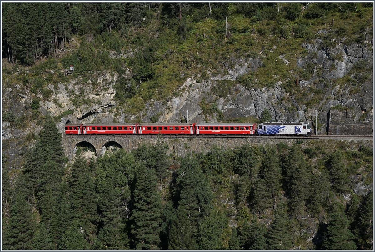 Die RhB Ge 4/4 III  20 Minuten  ist mit einem RE Richtung St Moritz kurz vor Filisur unterwegs.
12.09.2017