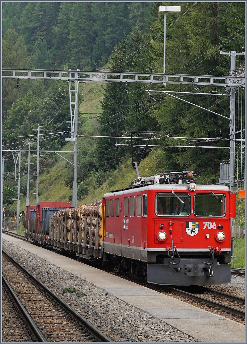 Die RhB Ge 6/6 II 706 in Bergün Bravuogn.
15. Sept. 2016