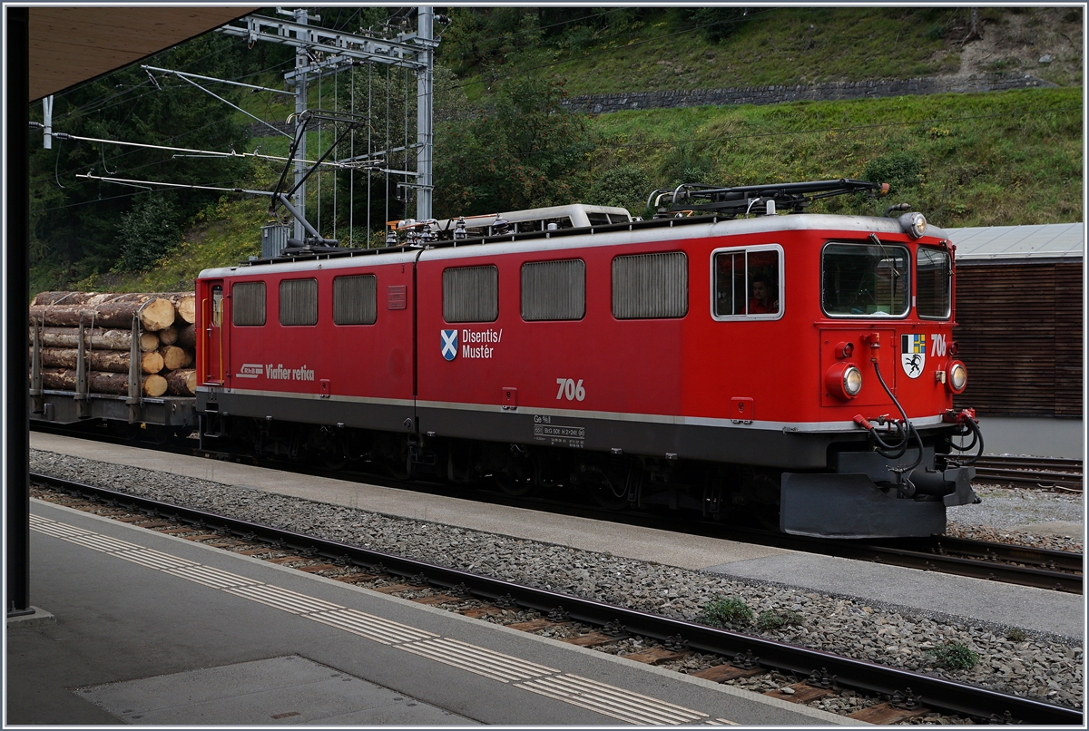 Die RhB Ge 6/6 II 706 wartet mit einem Güterzug in Bergün Bravuogn auf die Weiterfahrt Richtung Samedan.
15. Sept. 2016 