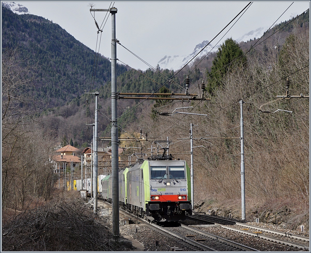 Die Rola Freiburg - Novara muss zwischen Varzo und Preglia aus Profilgründen das  bergseitige  Gleis benutzen, ein Umstand, welcher die Betriebsführung nicht gerade erleichtert.
Drei BLS Re 486 ziehen (bzw. bremsen) kurz nach Varzo ihren Zug Richtung Domodossola.
1. März 2017