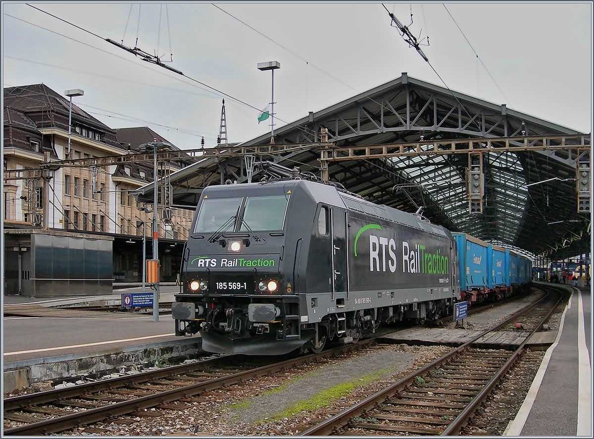 Die RTS 185 569-1 fährt mit ihrem Rexwal-Güterzug in Lausanne durch.
22. Jan. 2007