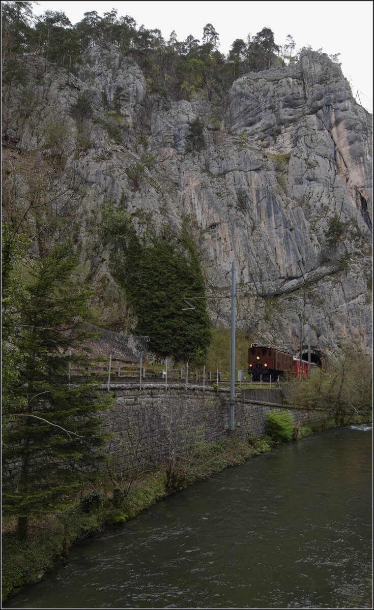 Die RVT-Fahrt zum Feldschlösschen.

Ae 3/6 III 10264 mit dem RVT-Zug auf dem Weg durch die Klus nach Moutier. April 2023.