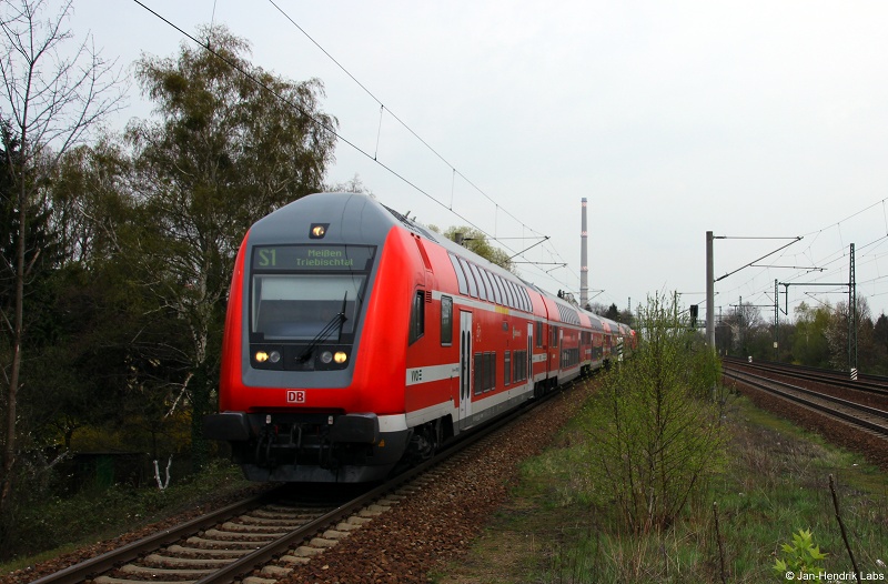 Die S1 (S 31748) nach Meißen Triebischtal fuhr am Nachmittag des 16.4.15 in den Haltepunkt Dresden-Strehlen ein.