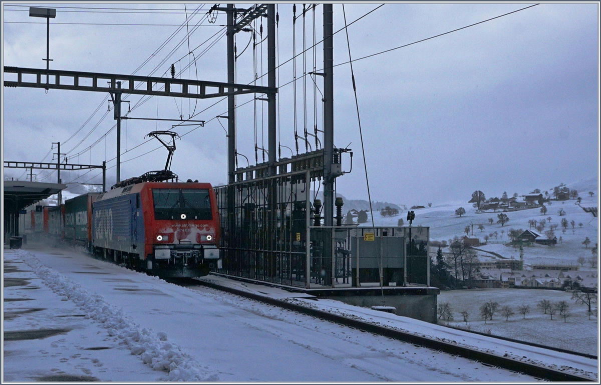 Die SB Re 474 mit einem Güterzug Richtung Gotthard bei der Durchfahrt in Immensee.
05. Jan. 2017