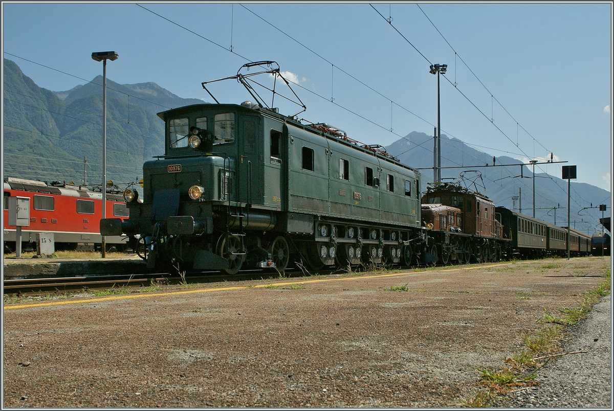 Die SBB Ae 4/7 10976 leistet einem  Krokodil  Vorspann. (SBB Historic Jubil�um)
Domodossola, den 20. Aug. 2011  