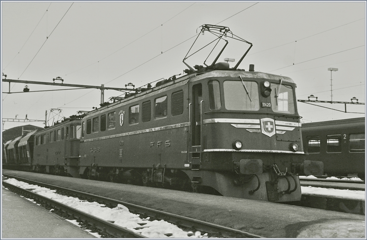 Die SBB Ae 6/6 11420 wartet mit einer weiteren Ae 6/6 vor einem Kieszug in Luzern auf die Abfahrt. 

26. Feb. 1985