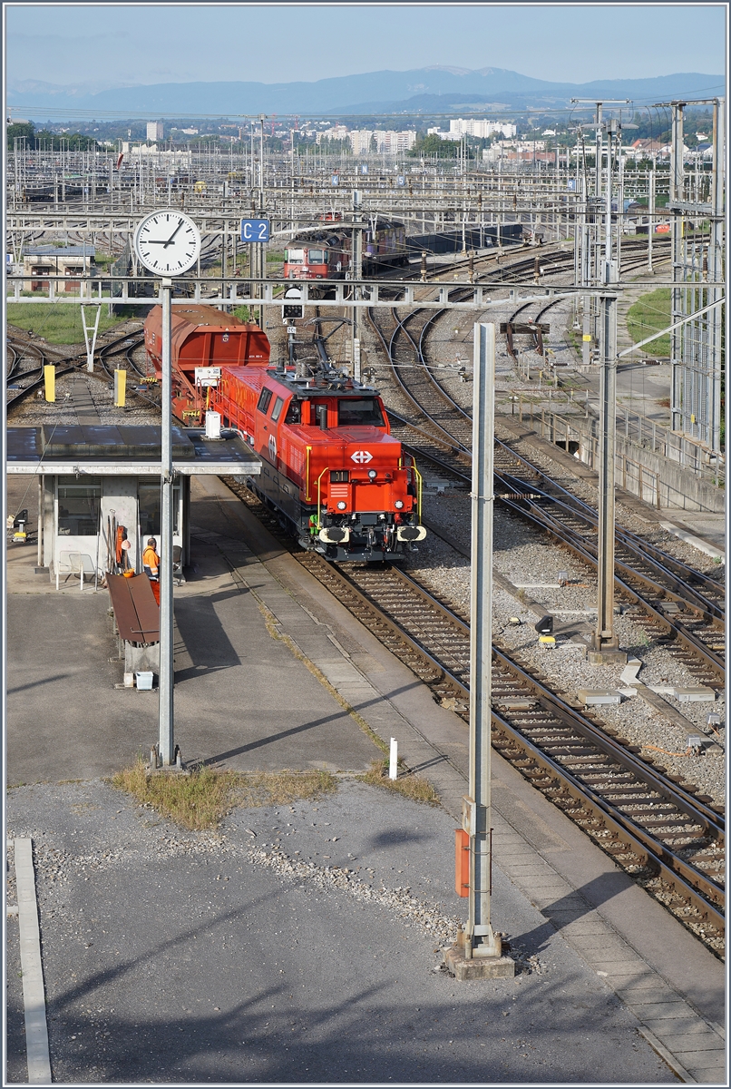Die SBB Aem 940 006 (91 85 4 940 006-0 CH SBBI) in Lausanne Triage, Das Bild gibt auch einen Eindruck von der Grösse des Rangierbahnhofs. 

2. Sept. 2020