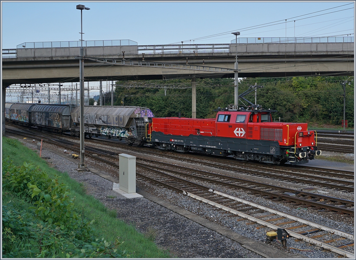 Die SBB Aem 940 006 (91 85 4 940 006-0 CH SBBI) schiebt mit Schrittgeschwindigkeit einen zu  zerlegennden  Güterzug über den Ablaufberg von Lausanne Triage. 

2. Sept. 2020