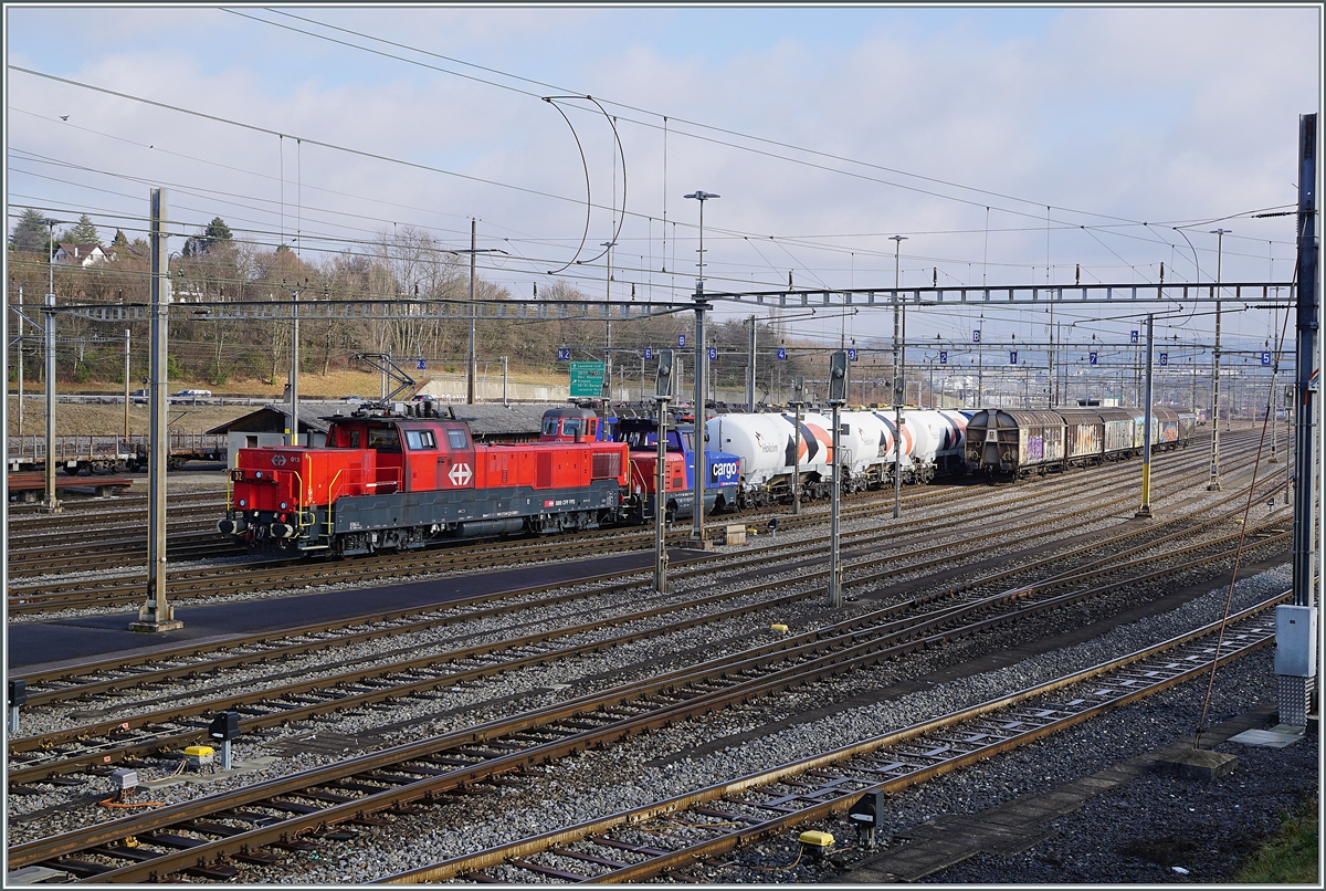 Die SBB Aem 940 013-6 rangiert im Bahnhof von Lausanne Triage. 

4. Feb. 2022