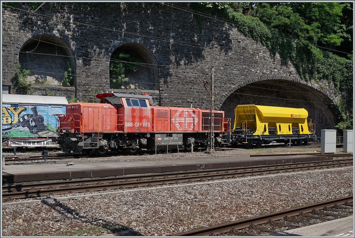 Die SBB Am 843 005-0 (92 85 8 843-0 CH-SBBI) rangiert in Vevey einen Schotterwagen, beachtenswert jedoch ist der alte Fahrleitungsmast in der Bildmitte, der wohl noch aus der Anfangszeit der Elektrifizierung der Strecken (14.05.1924) stammt.

16. Juni 2022