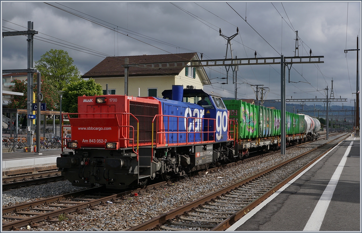 Die SBB Am 843 052-2 mit einem Güterzug in Gland.

9. Mai 2017