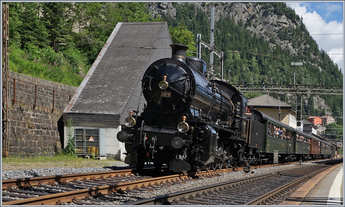 Die SBB C 5/6 2978 wartet mit ihrem SRF  Schweiz aktuell am Gotthard  Dampfzug in Göschenen auf das Wasserfassen und die Vorspannlok.
28. Juli 2016