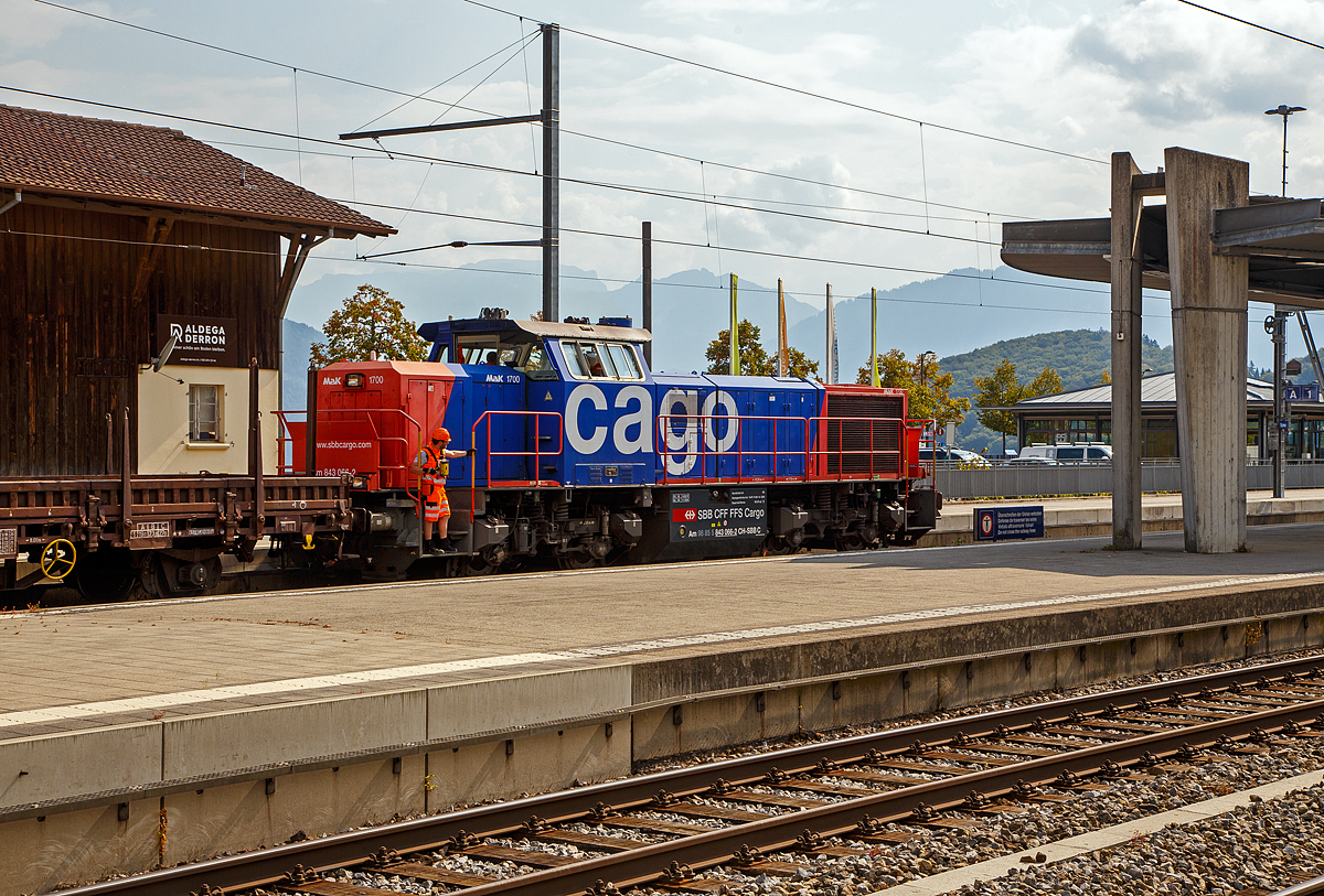 Die SBB Cargo Am 843 066-2 (Am 98 85 5 843 066-2 CH-SBBC, eine für die Schweiz modifizierte Vossloh MaK 1700, rangiert am 09.09.2021 mit einem zweiachsigen Flachwagen (Gattung Ks) im Bahnhof Spiez.

Die Lok wurde 2004 von Vossloh in Kiel unter der Fabriknummer 1001410 gebaut und an die SBB Cargo AG in Basel geliefert.