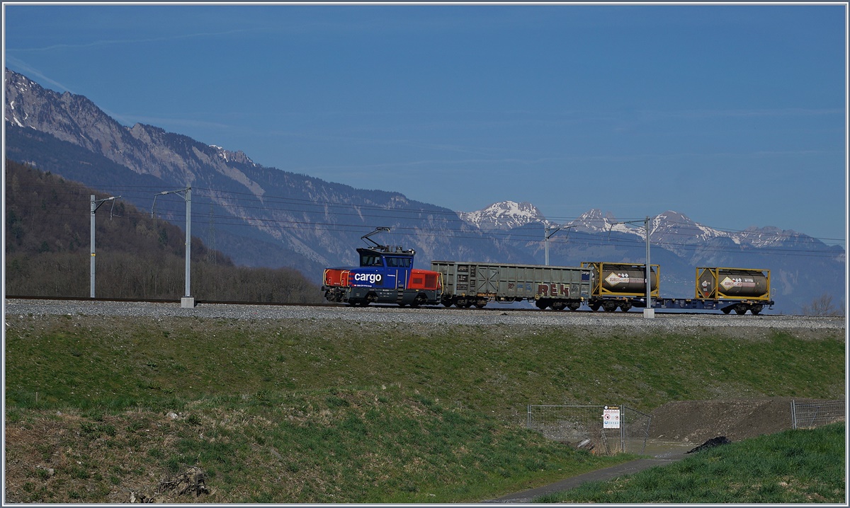 Die SBB Cargo Eem 923 017-8  Friensisber  mit zwei Güterwagen kurz vor St-Maurice.
27. März 2017