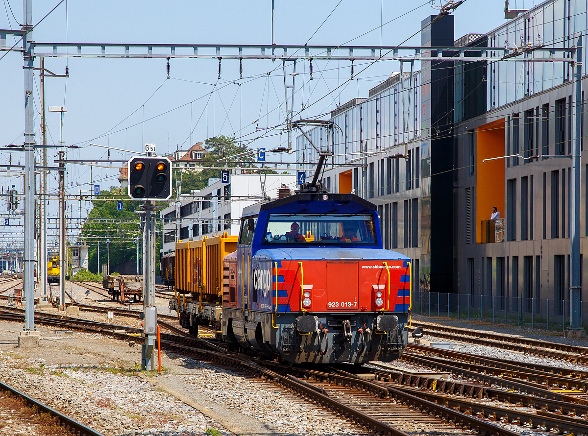 
Die SBB Cargo Eem 923 013-7  Le Moléson  (Eem 97 85 1 923 013-7 CH-SBB C) fährt am 18.05.2018 mit einem Slps-x Flachwagen mit drei ACTS Abrollcontainer durch den Bahnhof Neuchâtel.

Die Zweifrequenz-Hybridlokomotive BUTLER wurde 2013 von Stadler Winterthur unter der Fabriknummer L-11000/013 gebaut. 