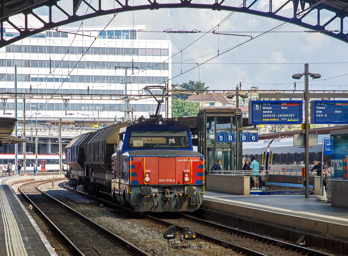 
Die SBB Cargo Eem 923 010-3  Suhrerchopf  (Eem 97 85 1 923 010-3 CH-SBB C) fährt am 18.05.2018 mit zwei Schüttgutwagen durch den Bahnhof Lausanne.

Die Zweifrequenz-Hybridlokomotive BUTLER wurde 2012 von Stadler Winterthur unter der Fabriknummer  L-11000/010 gebaut. 