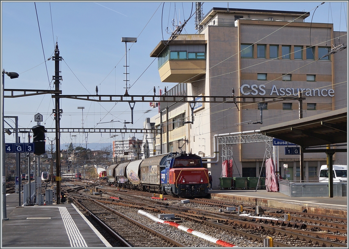 Die SBB Cargo Eem 923 020-2 erreicht mit einem kurzen Güterzug Lausanne. 

19. Februar 2021