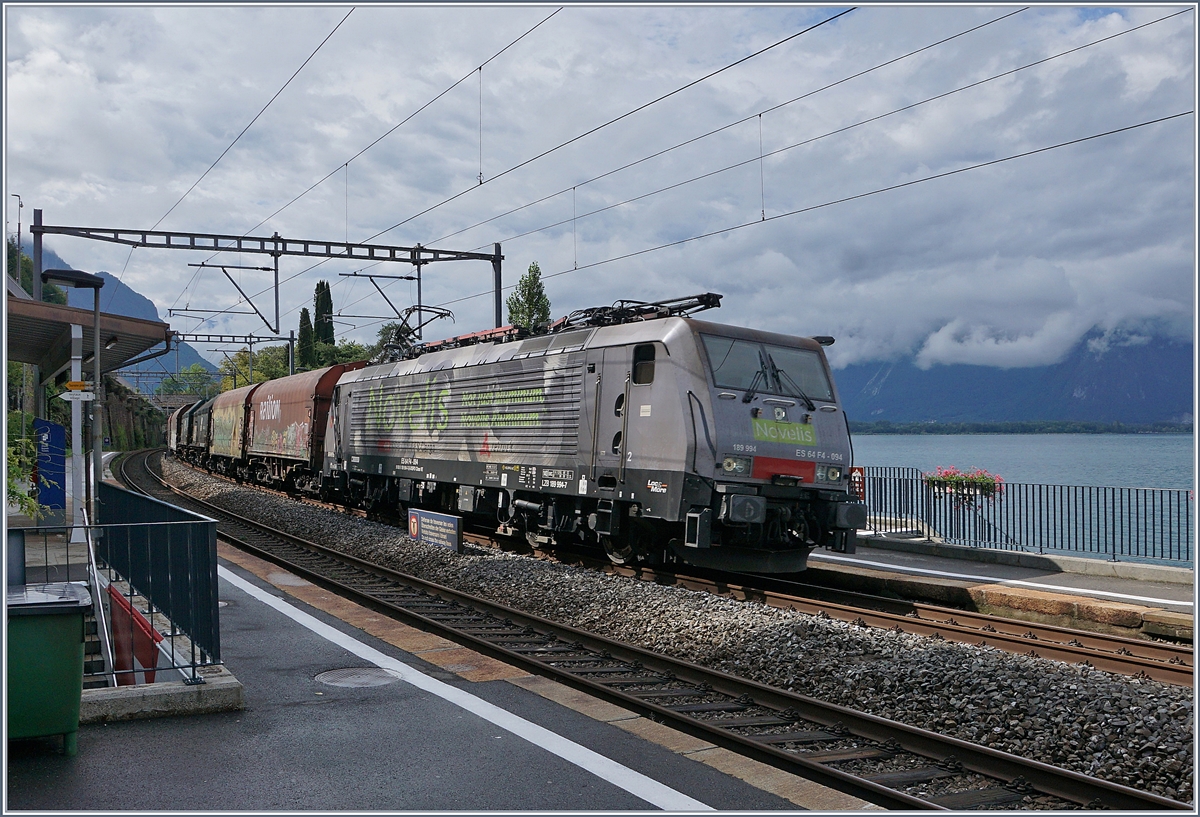 Die von SBB Cargo gemietete ES 64 F4 189 994-7  Sierre  mit ihrem Novelis-Güterzug von Sierre nach Göttigen bei der Durchfahrt in Veytaux-Chillon.

 19. August 2019