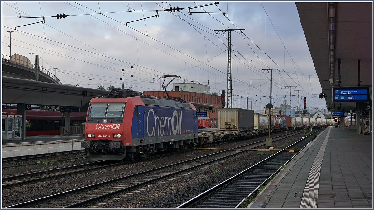 Die SBB Cargo Re 482 011-4 fährt mit einem Güterzug Richtung Süden durch Koblenz HBF.
3. Okt. 2017