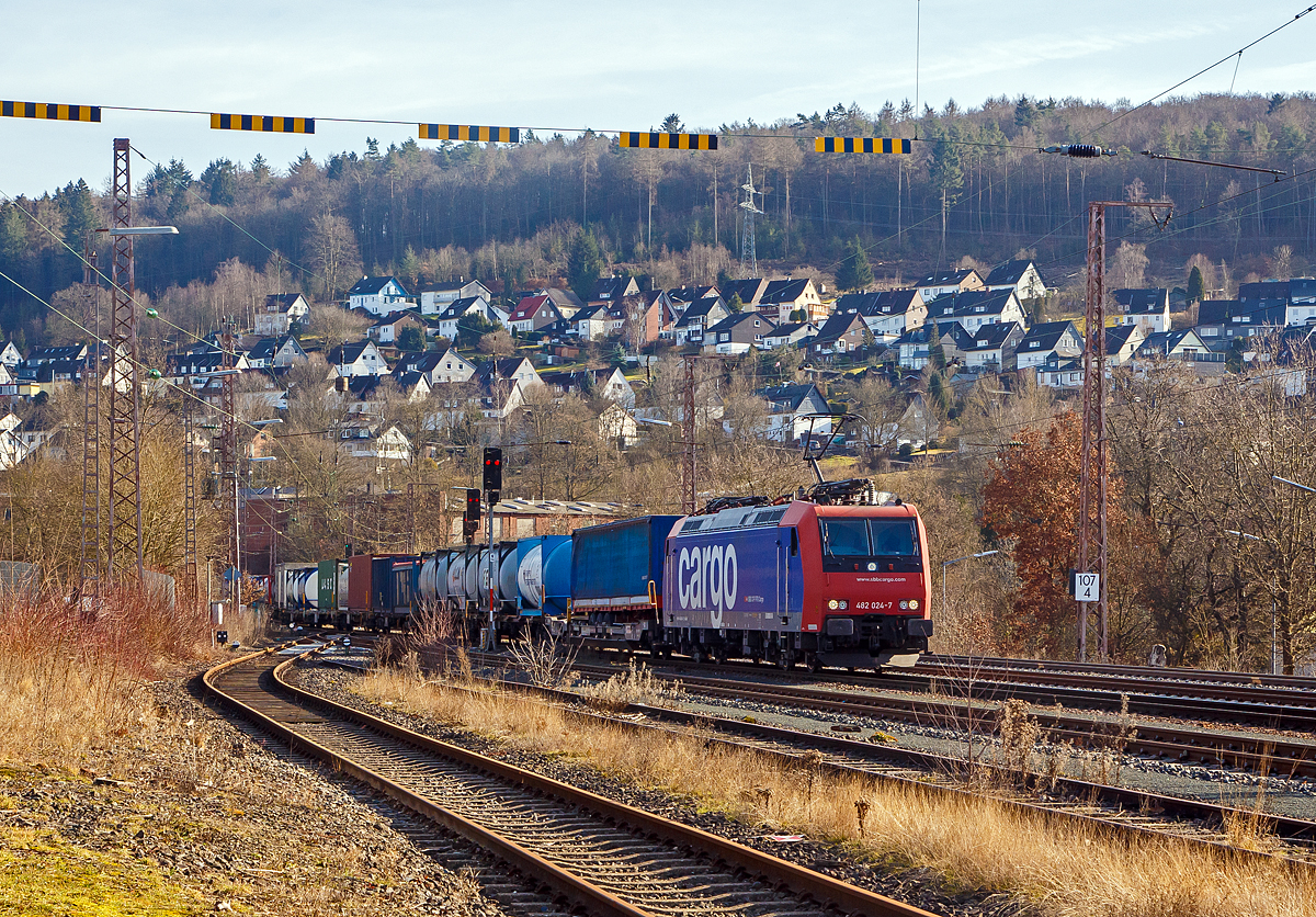 Die SBB Cargo Re 482 024-7 (91 85 4482 024-7 CH-SBBC) f�hrt am 20.02.2021 mit einem KLV-Zug durch Siegen (Kaan-Marienborn) in Richtung Norden bzw. Giersbergtunnel. Nochmal einen lieben Gru� an den netten Lokf�hrer zur�ck.

Die TRAXX F140 AC1 wurde 2003 von Bombardier in Kassel unter der Fabriknummer 33590 gebaut und an die SBB Cargo AG geliefert. Sie hat die Zulassungen und Zugbeeinflussungssysteme f�r die Schweiz und Deutschland.