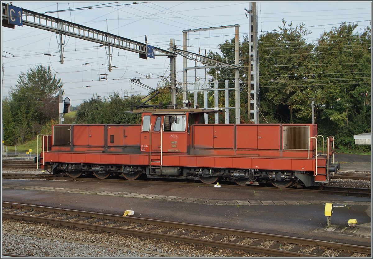 Die SBB Ee 6/6 16817 im Rangierbahnhof von Lausanne. 
15. Okt. 2014