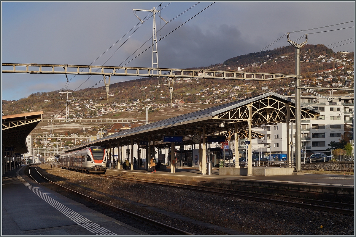 Die SBB hat die historischen Bahnsteigdächer von Vevey, die um das Jahr 1900 errichtet wurden, vorbildlich restauriert. Im Bild ein SBB RABe 523 als S2 auf der Fahrt nach Villeneuve.

20. November 2020