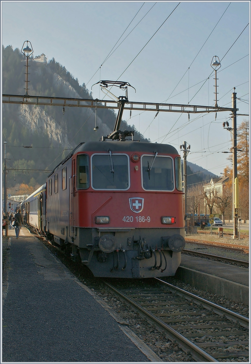Die SBB Re 420 186-9 mit einem Regionalzug nach Buttes.

19. Nov. 2009 
