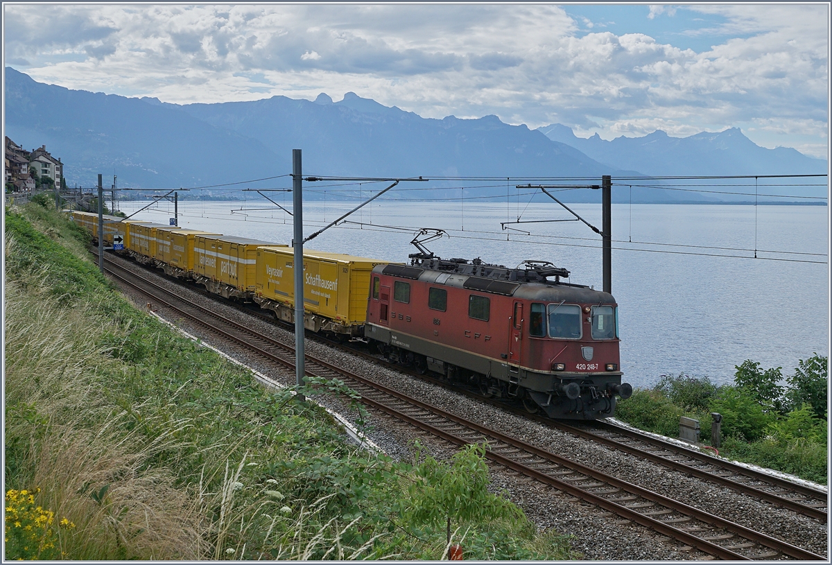 Die SBB Re 420 248-7 mit einem Postzug zwischen St-Saphorin und Rivaz. 

1. Juli 2020