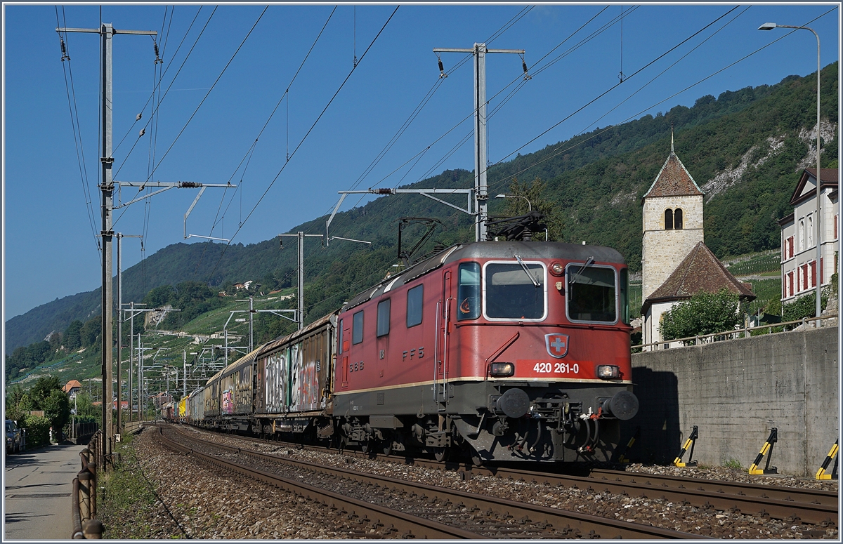 Die SBB Re 420 261-0 miteine Güterzug bei Twann.
18. Aug. 2017  