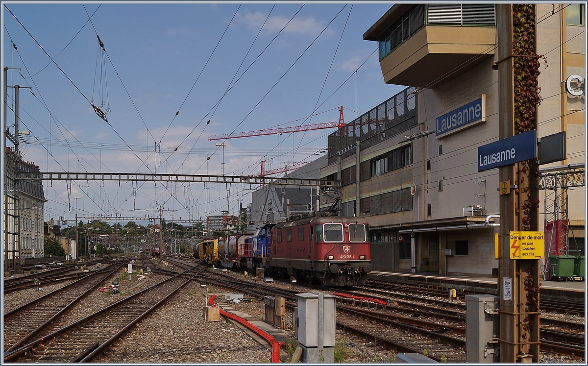 Die SBB Re 420 265-1 erreicht mit einem Güterzug in Richtung Wallis den Bahnhof von Lausanne. 21. Juli 2020