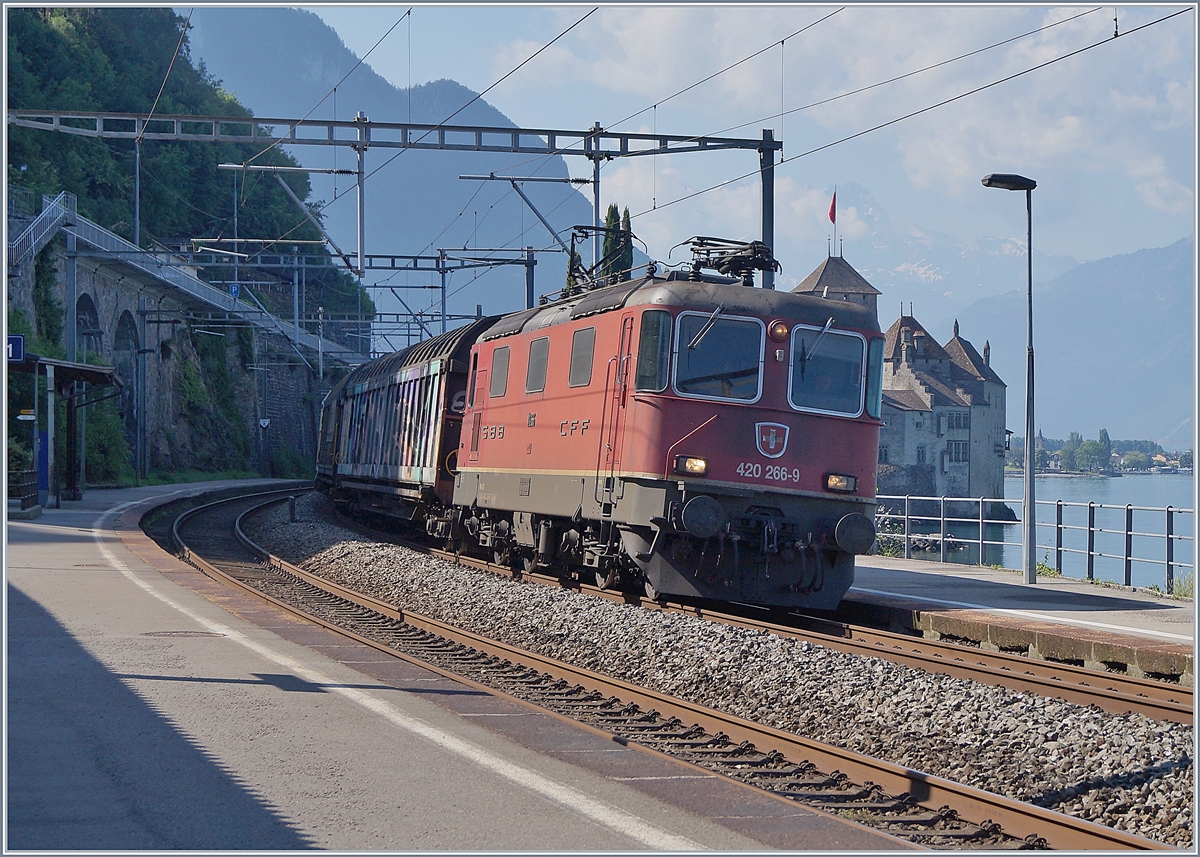 Die SBB Re 420 266-9 mit einen Güterzug beim Château de Chillon.
21. Juni 2018