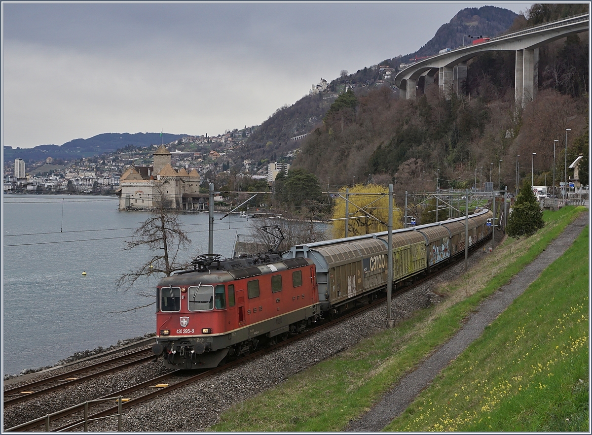 Die SBB Re 420 295-8 mit eime Güterzug beim Château de Chillon.
3. April 2018