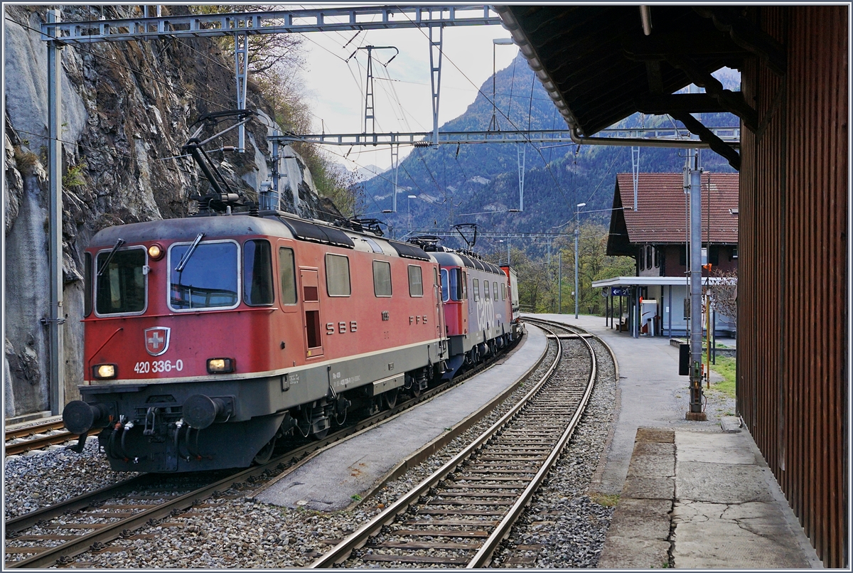 Die SBB Re 420 336-0 und eine Re 6/6 mit einem Güterzug bei der Durchfahrt in Lalden (Lötschberg Südrampe) 
25. Okt. 2017