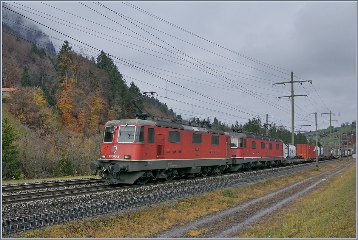 Die SBB Re 420 340-2 und eine Re 6/6 sind kurz vor Mülenen mit einem nach Süden fahrendne Güterzug unterwegs.
9. Nov. 2017