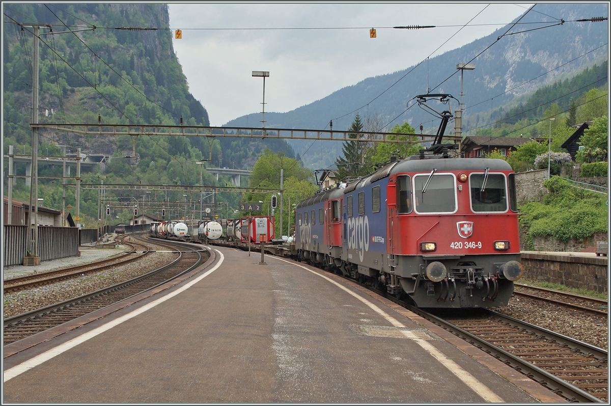 Die SBB Re 420 346-9 und iene Re 620 erreichen mit einem Güterzug Faido.
6. Mai 2014