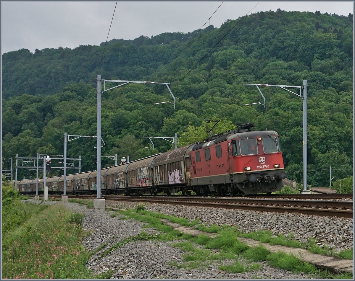 Die SBB Re 420 349-3 hat mit ihrem Güterzug St-Maurice verlassen und wird in Kürze die Rohne überqueren.

14. Mai 2020