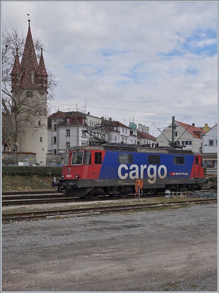 Die SBB Re 421 383-1 verbringt die Wartezeit zwischen zwei Zügen auf einem Abstellgleis in Lindau.
16. März 2018