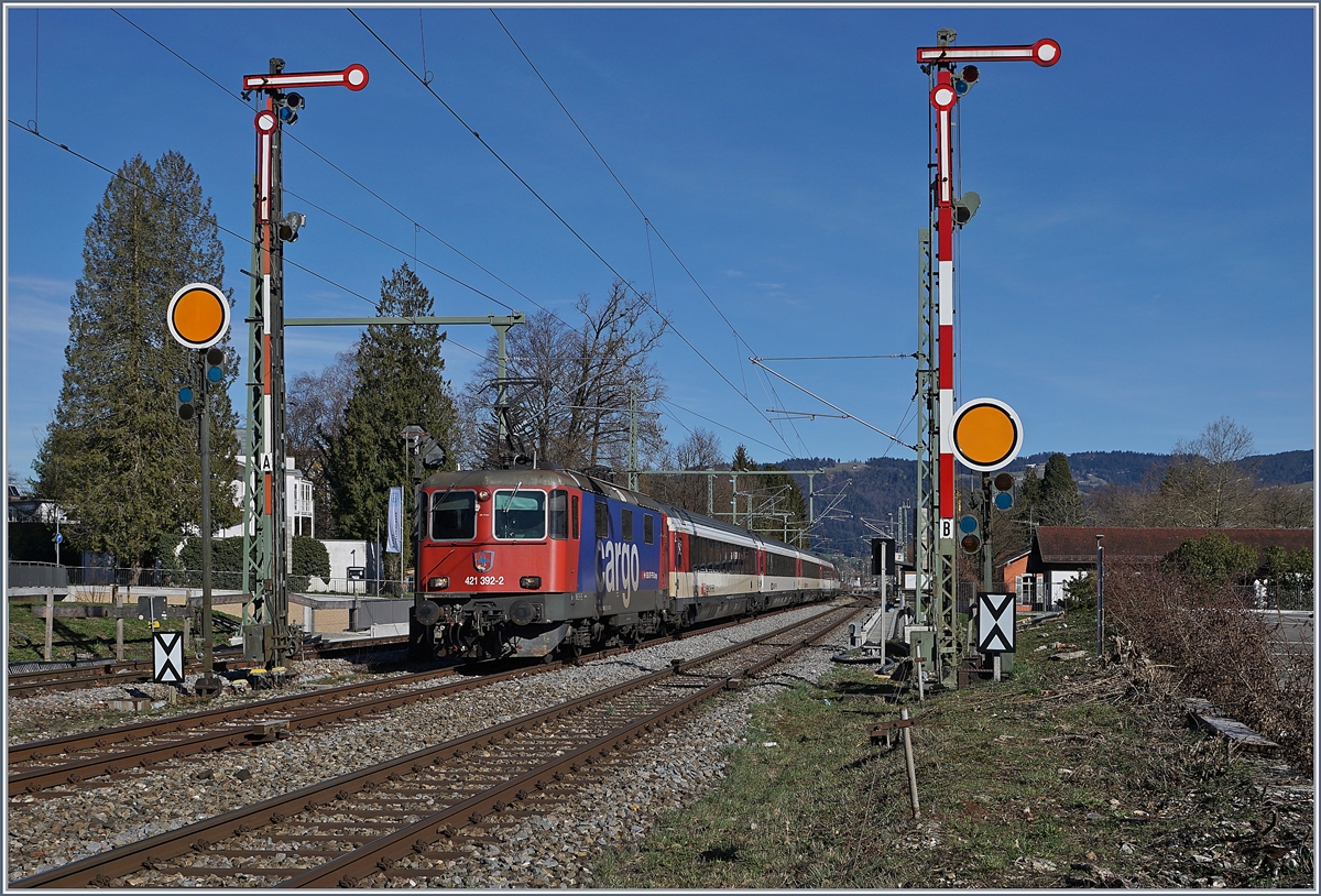 Die SBB Re 421 392-2 mit dem EC 195 kurz vor Lindau bei den Einfahrsignalen von Lindau Reutin. 


16. März 2019