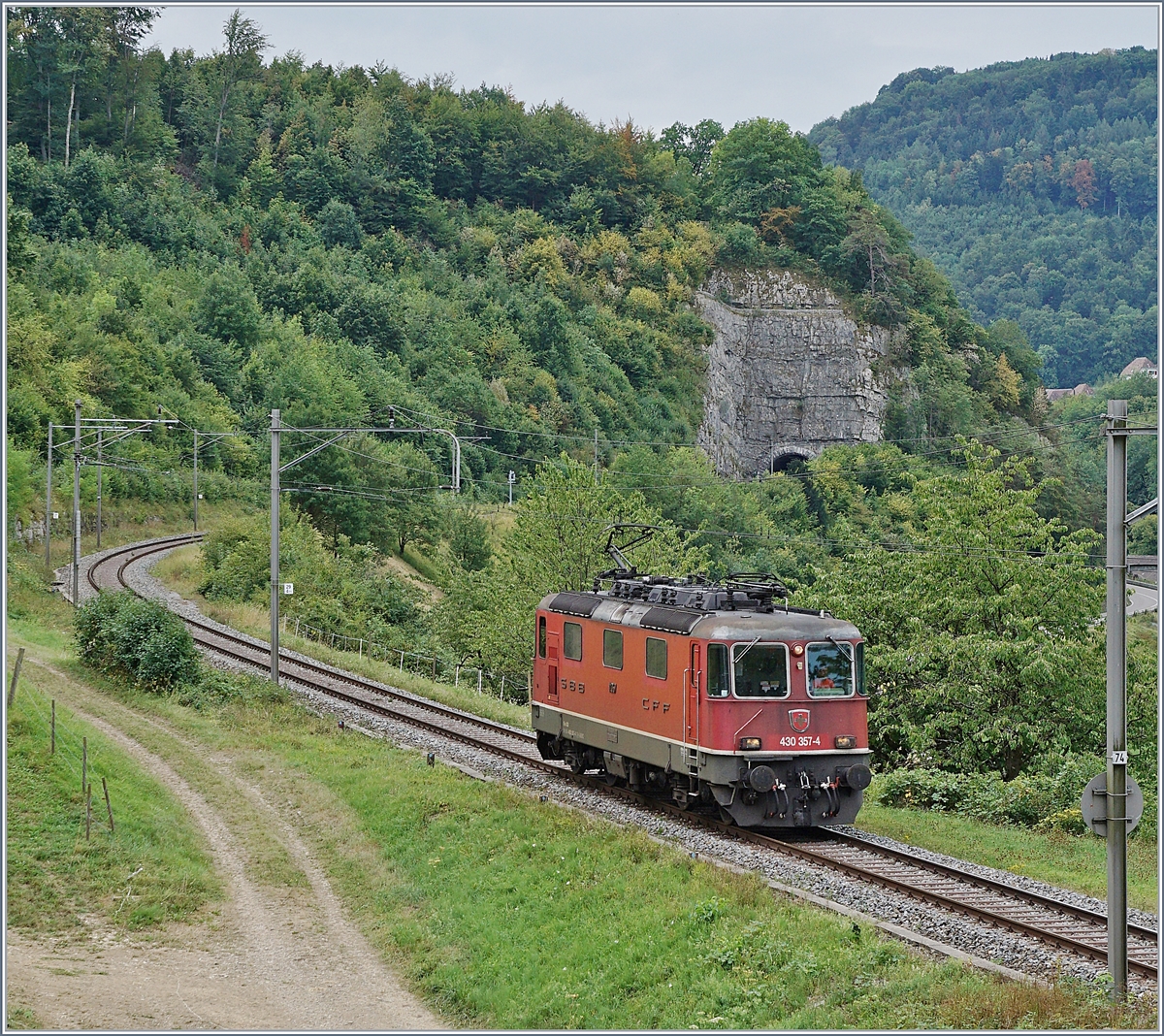 Die SBB Re 430 357-4 zwischen Läufelfingen und Sissach.

7. August 2018